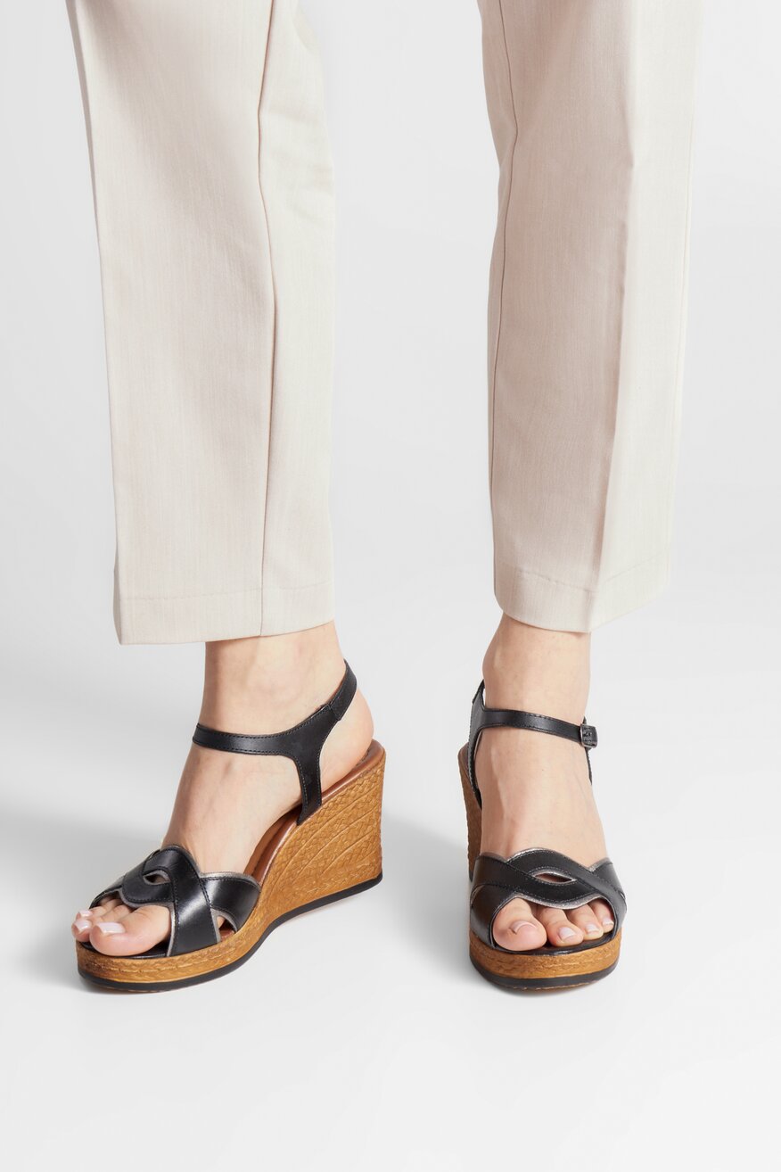 Sandały skórzane na koturnie
