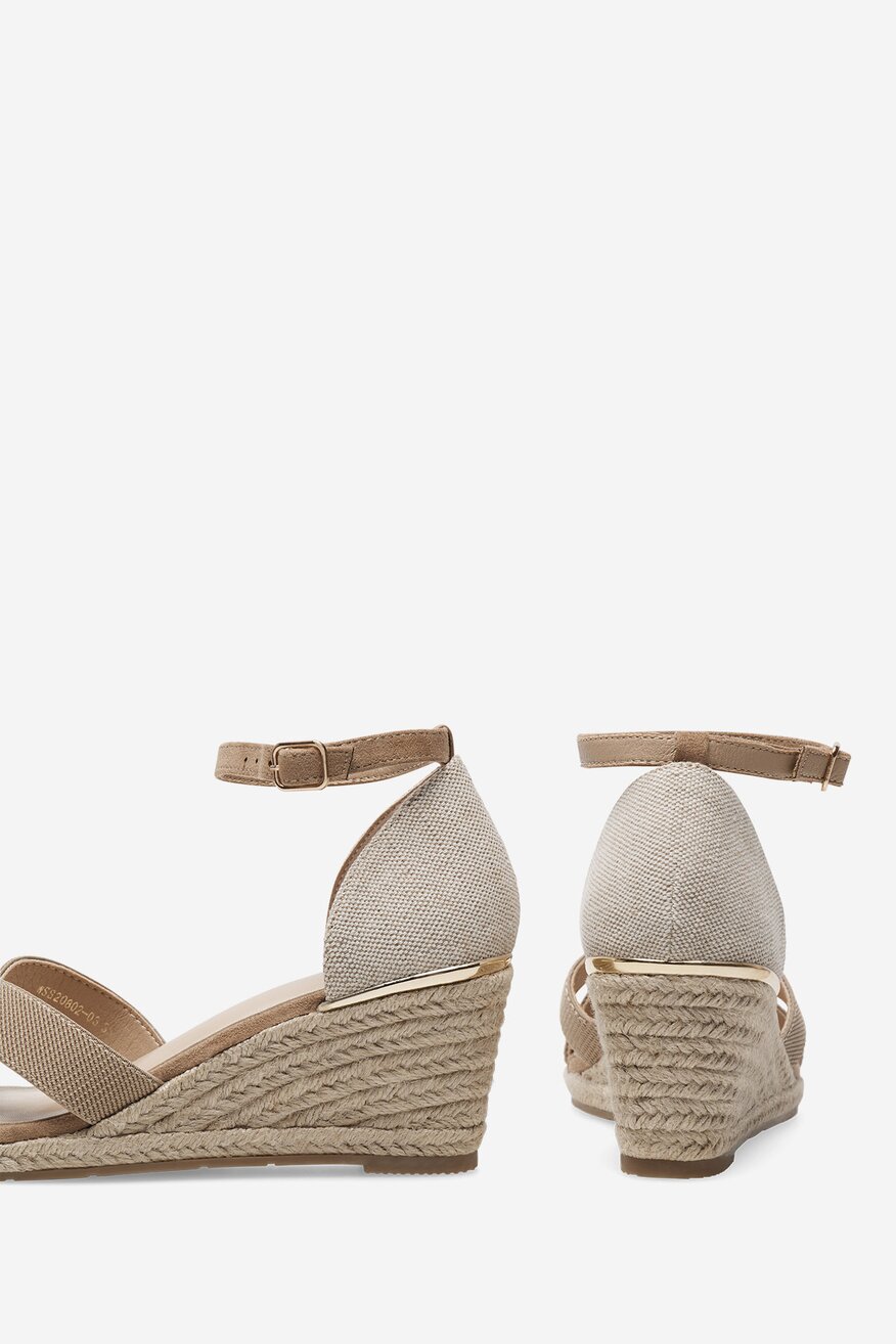 Sandały na koturnie
