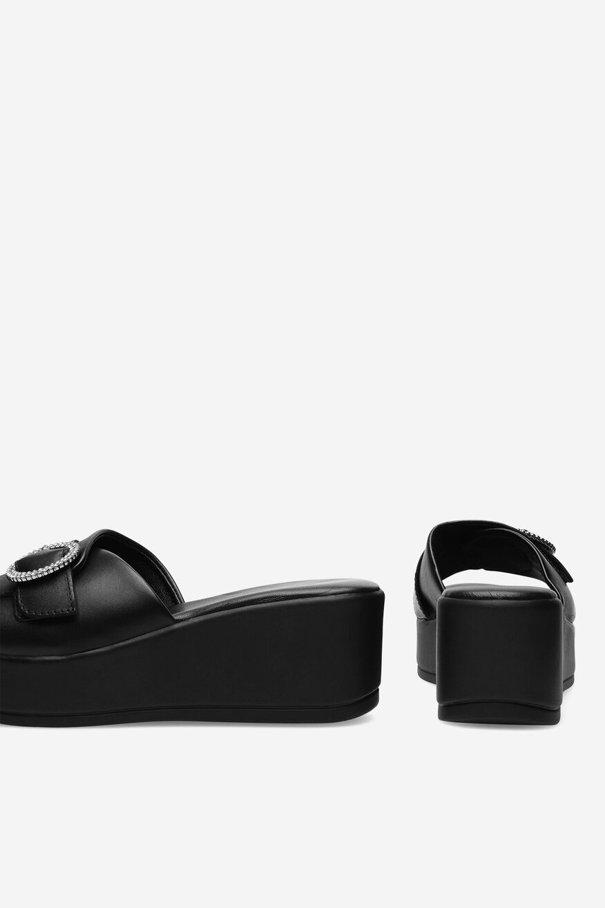 Klapki skórzane na koturnie