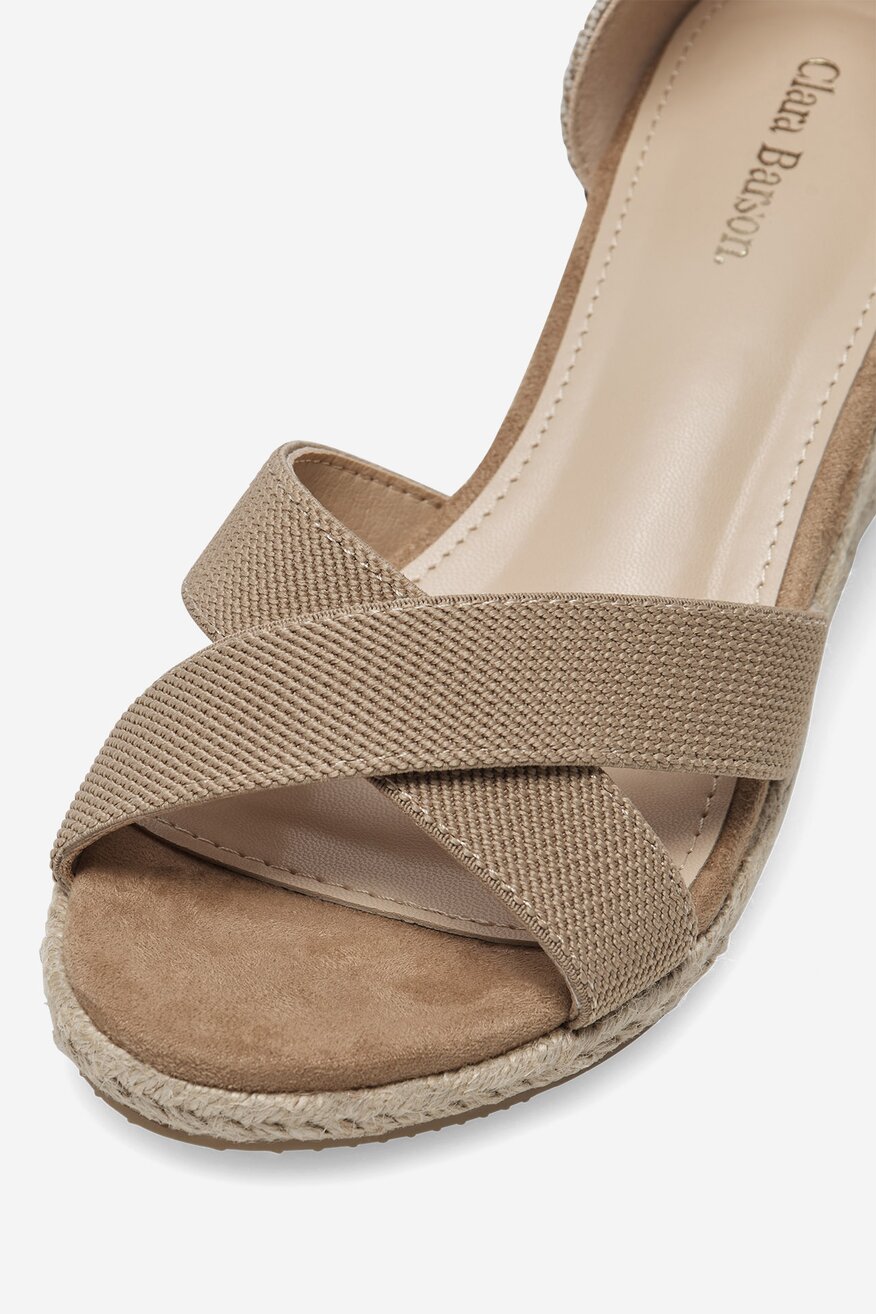 Sandały na koturnie