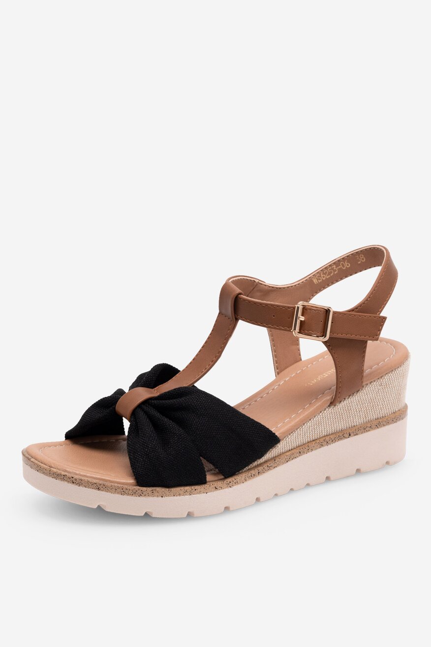 Sandały na koturnie