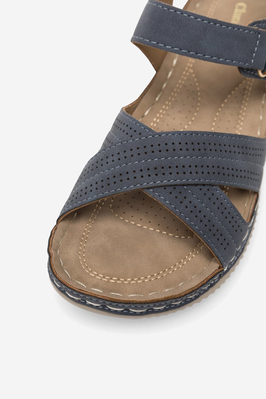 Sandały na koturnie