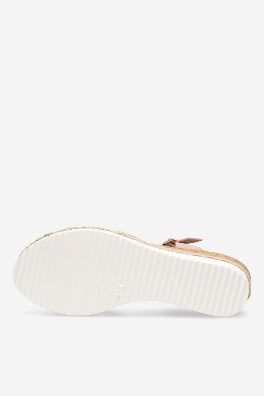 Sandały na koturnie