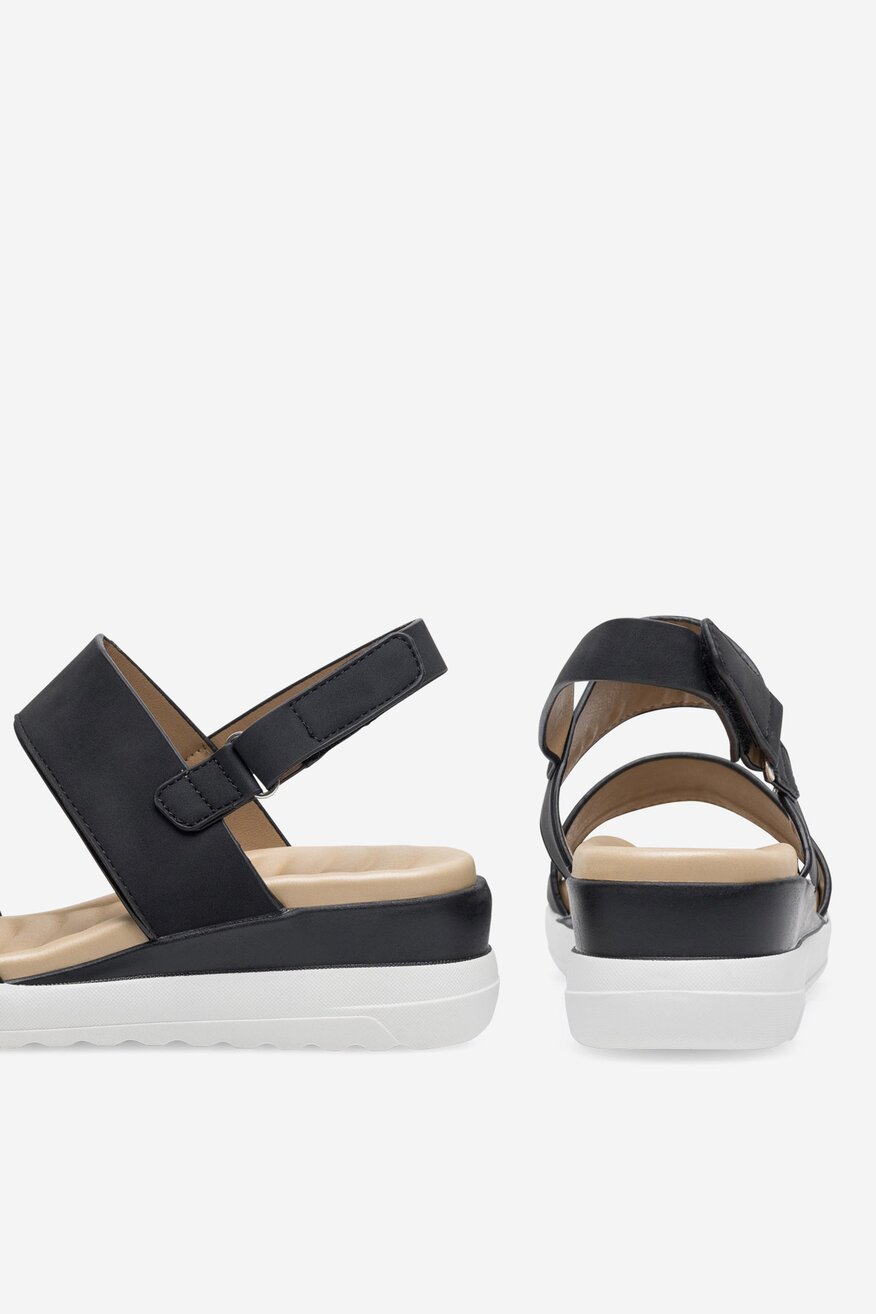 Sandały na koturnie