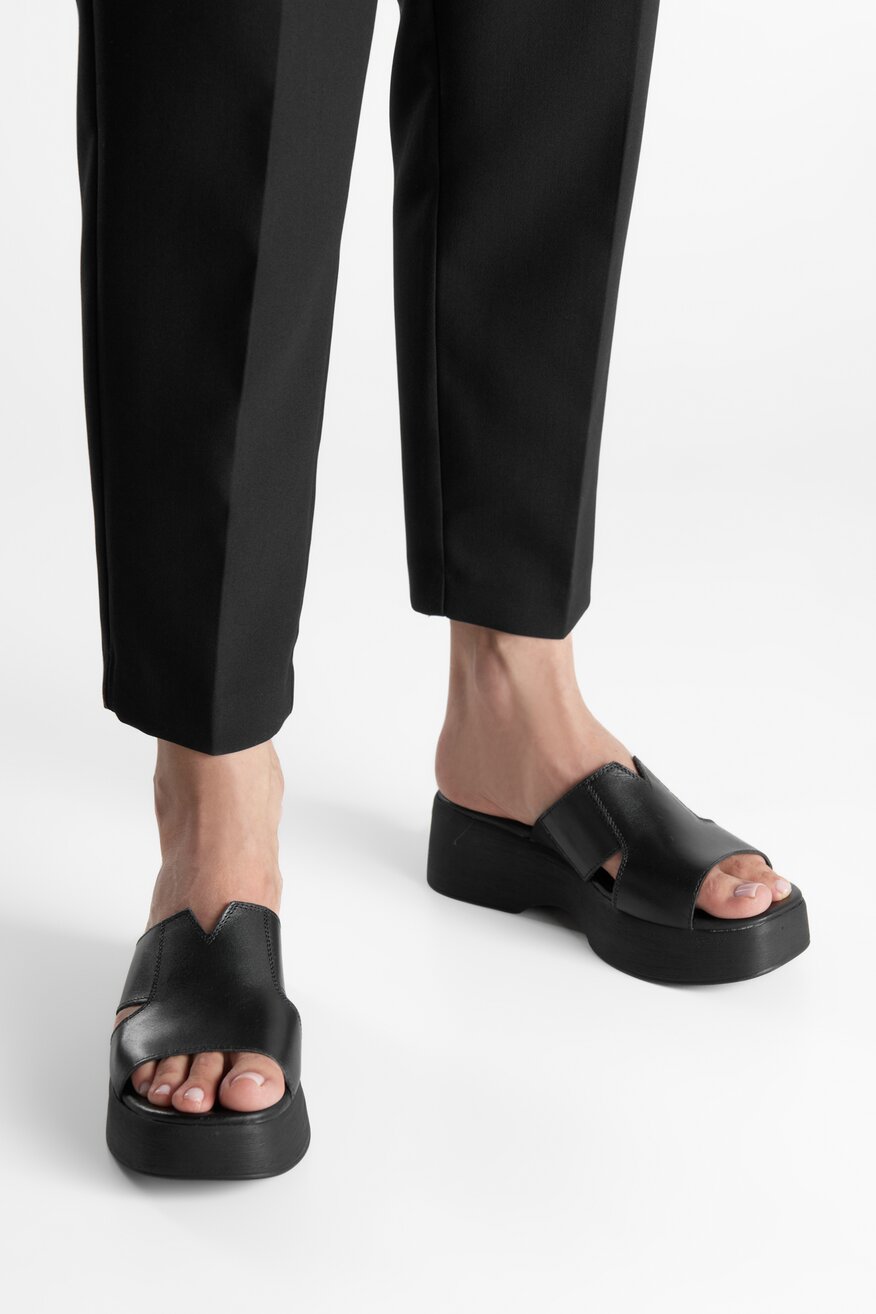 Klapki skórzane na platformie