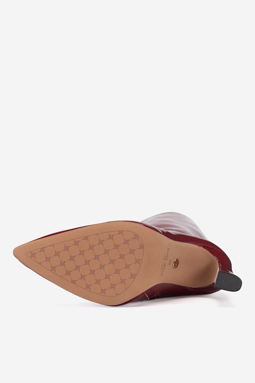 Kozaki lakierowane na słupku