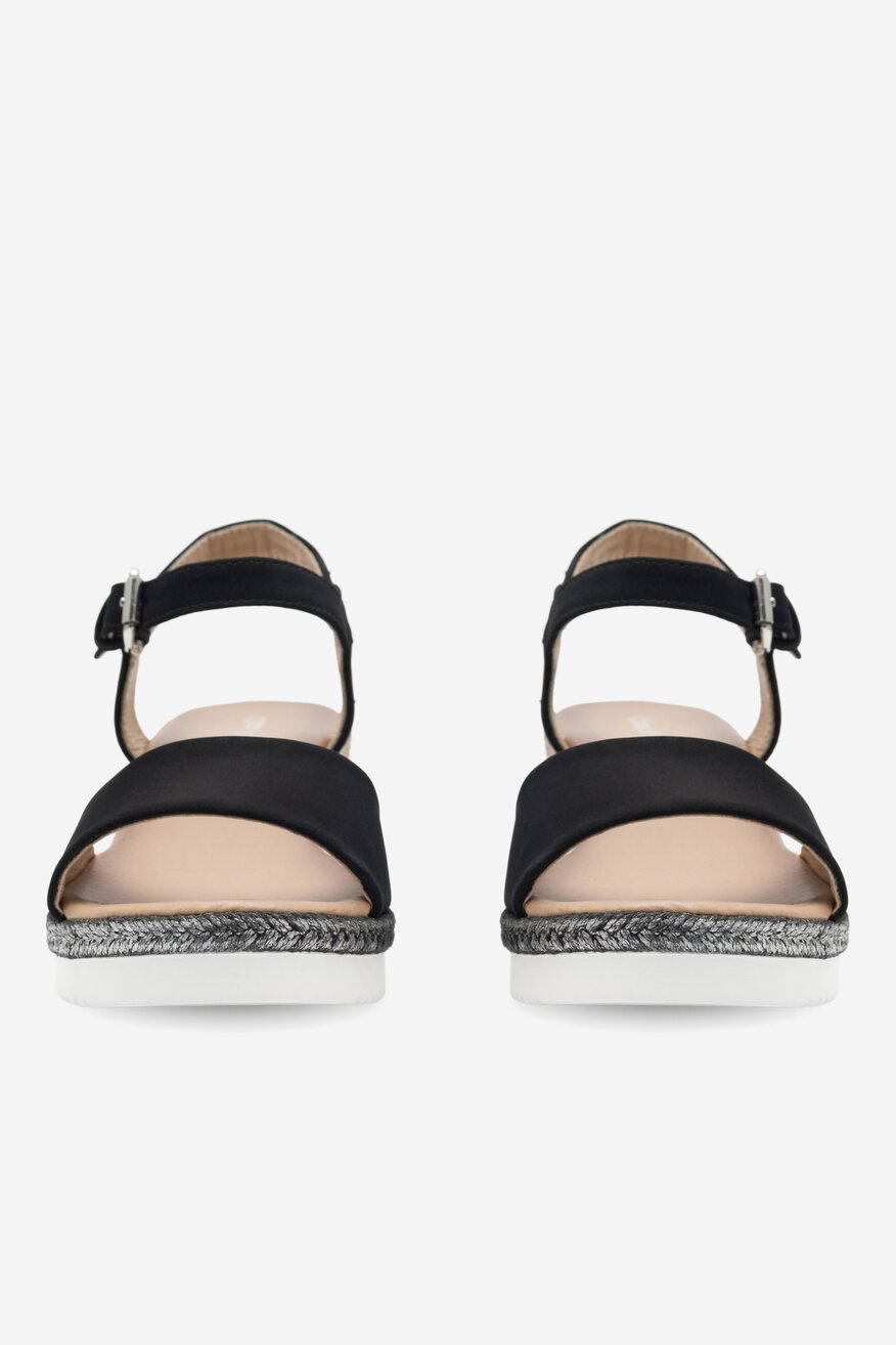 Sandały na koturnie