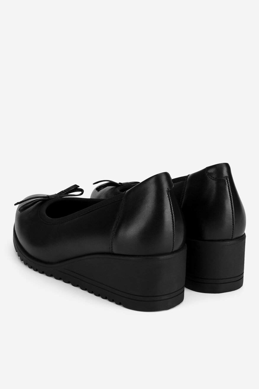 Czółenka skórzane na koturnie