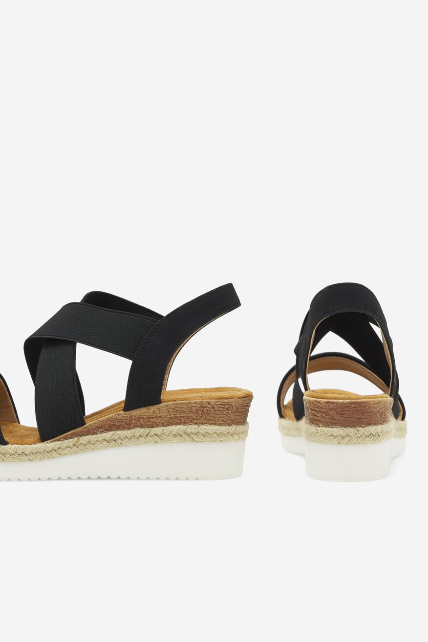 Sandały na koturnie