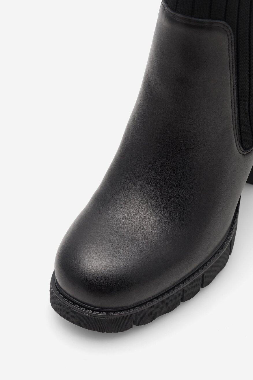 Botki skórzane na słupku