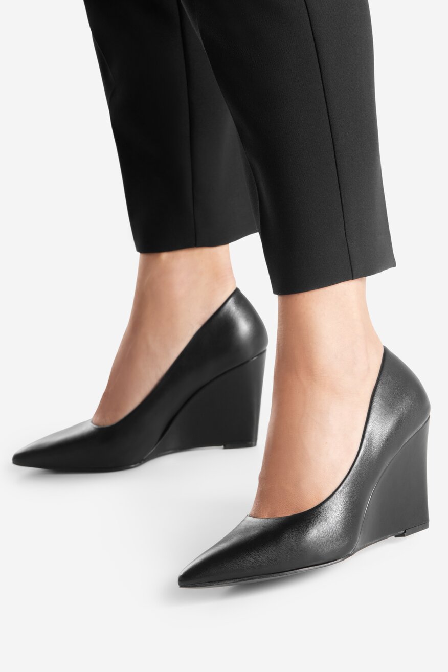 Czółenka na koturnie