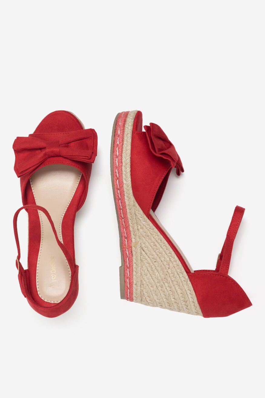 Sandały na koturnie