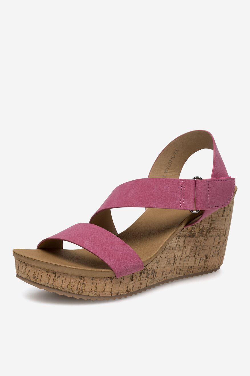 Sandały na koturnie