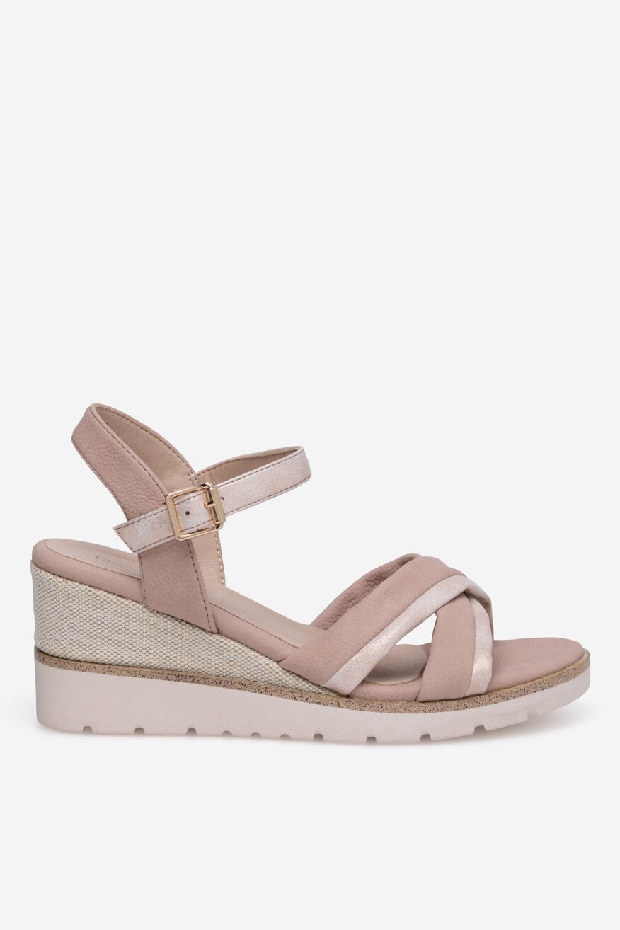 Sandały na koturnie