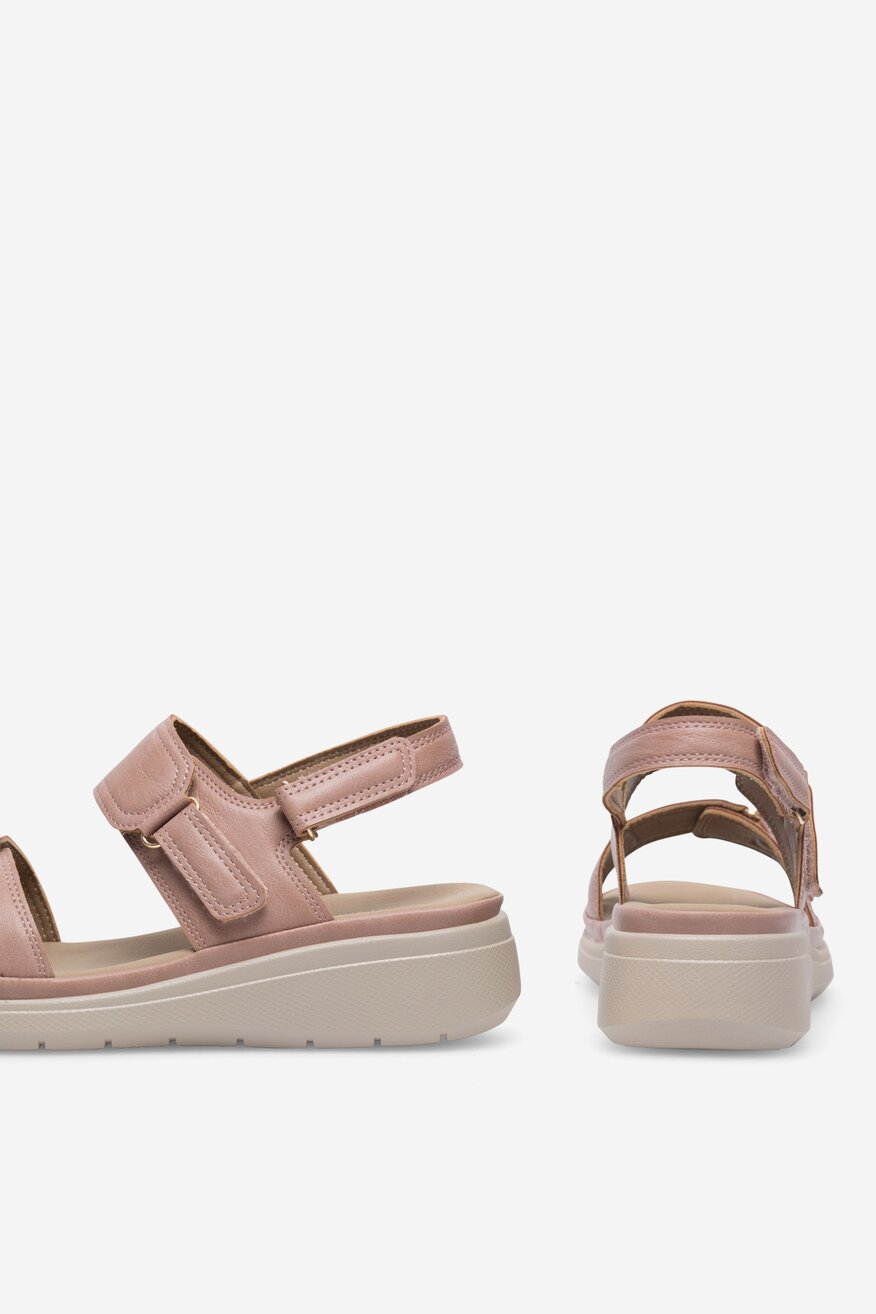 Sandały na koturnie