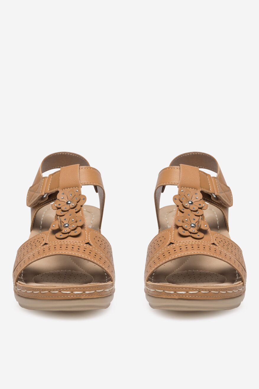 Sandały na koturnie