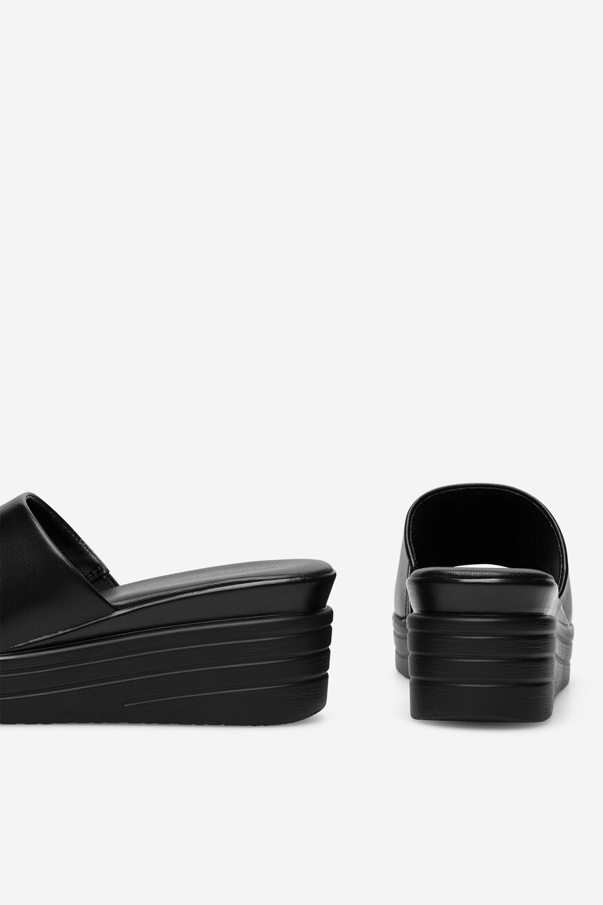 Klapki skórzane na koturnie