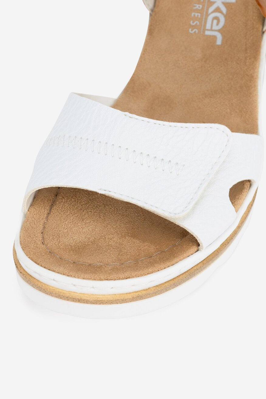 Sandały na koturnie