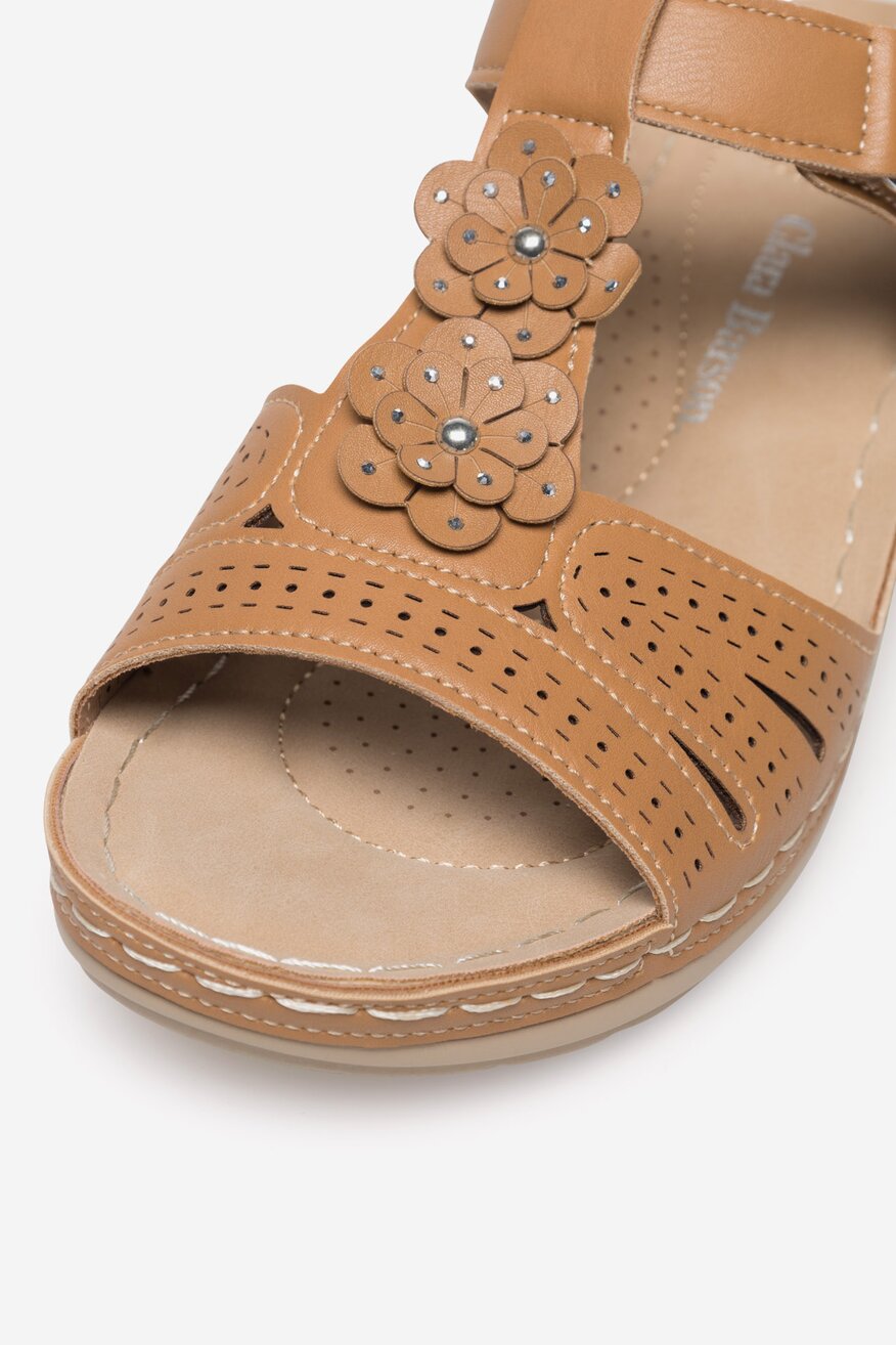 Sandały na koturnie