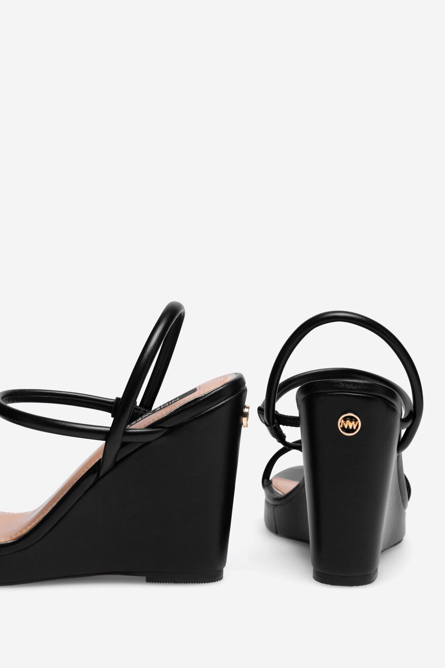 Sandały na koturnie