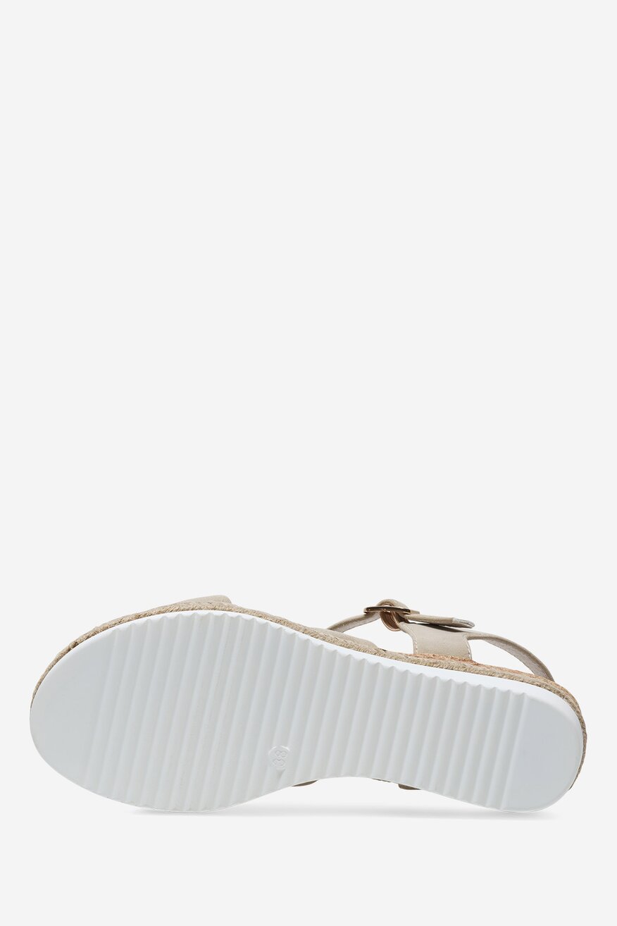 Sandały na koturnie