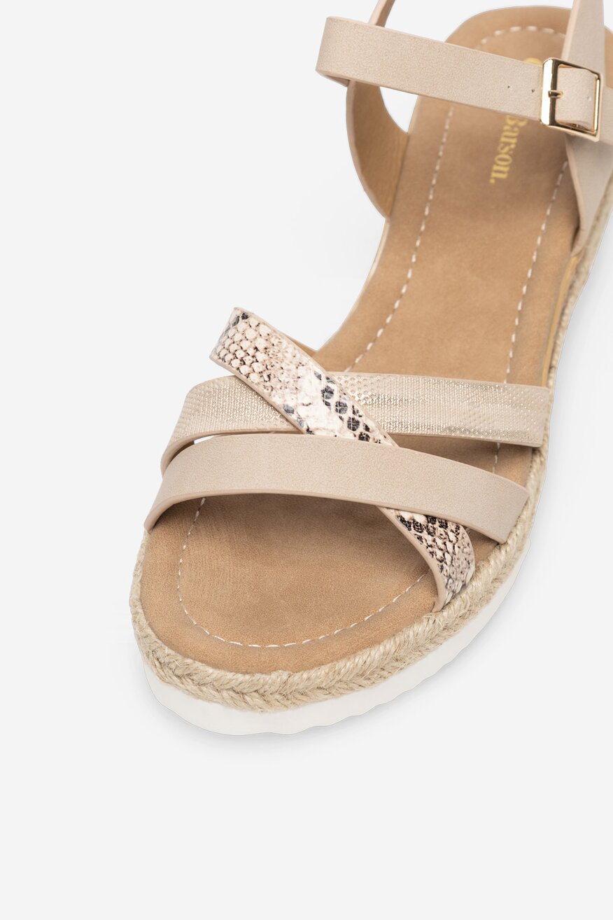 Sandały na koturnie