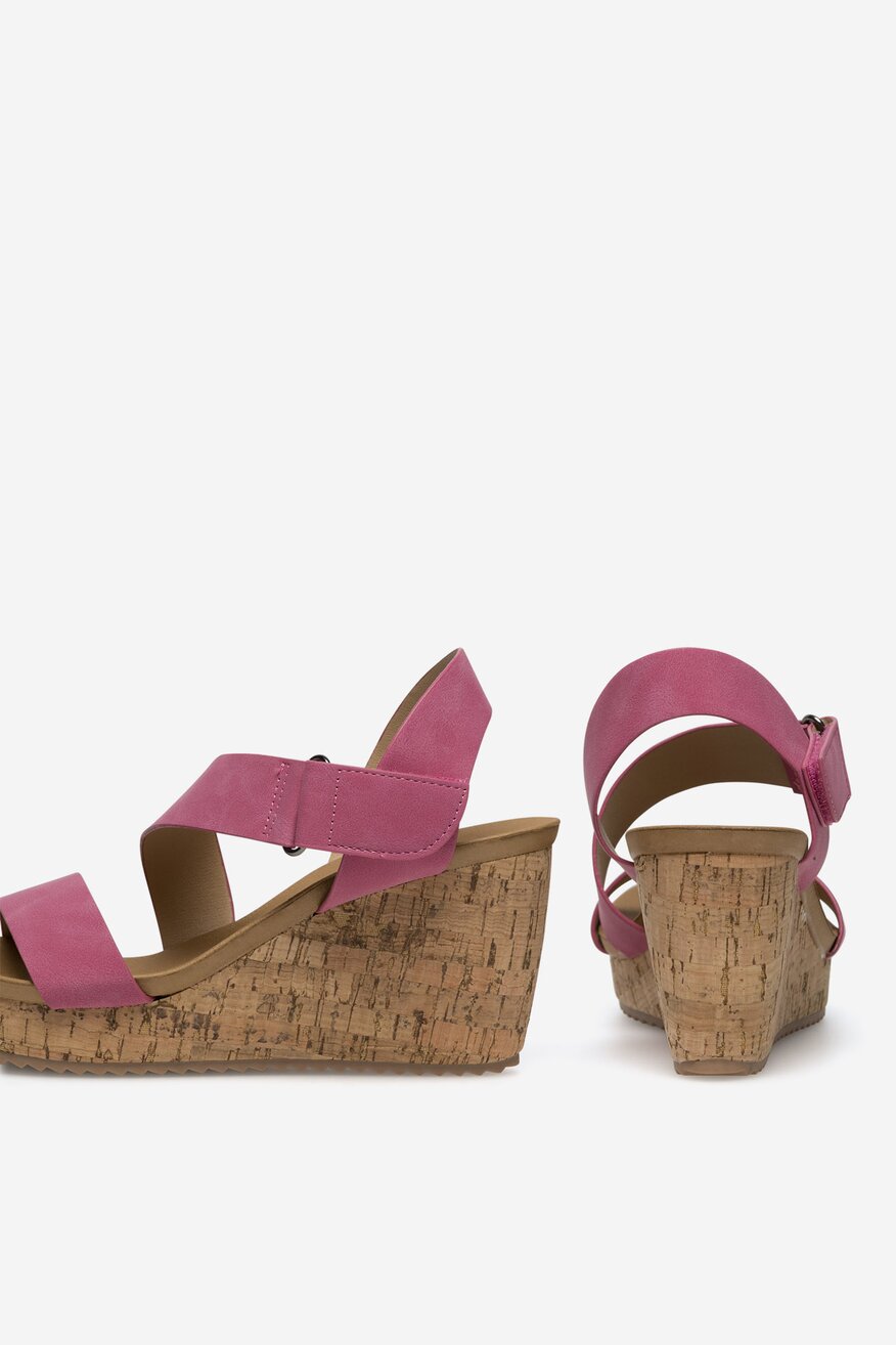 Sandały na koturnie