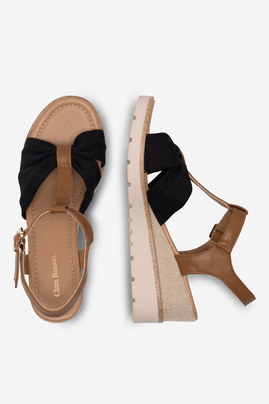 Sandały na koturnie