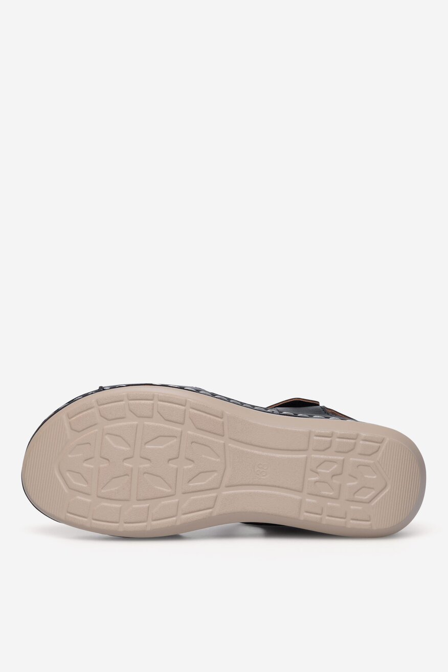 Sandały na koturnie