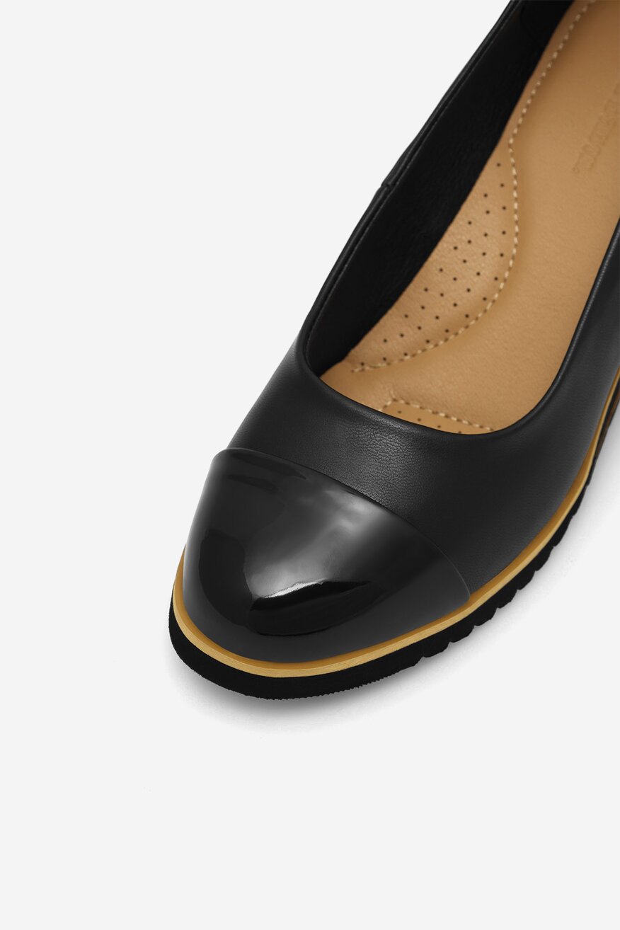 Czółenka na koturnie