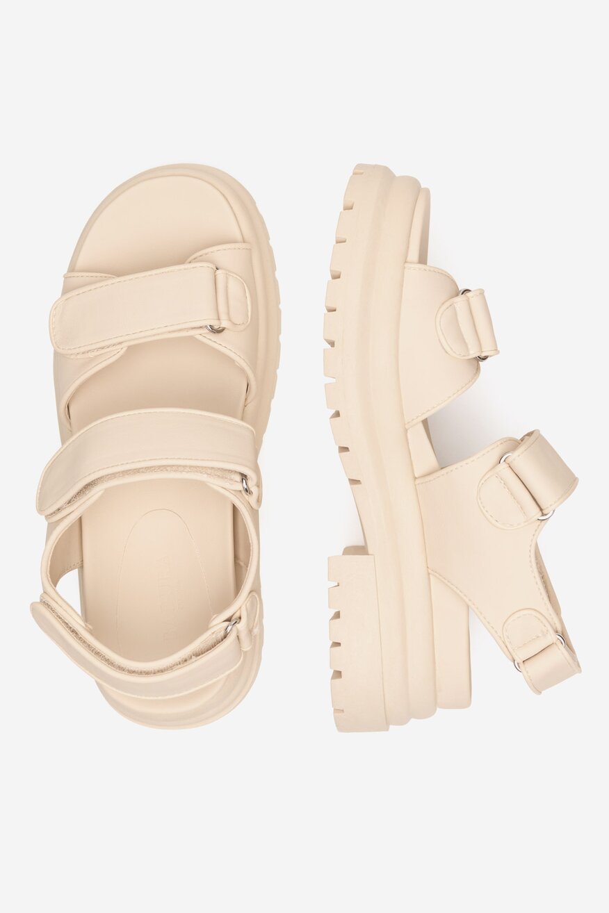 Sandały na grubej podeszwie