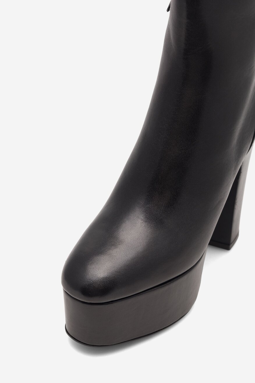 Botki skórzane na słupku