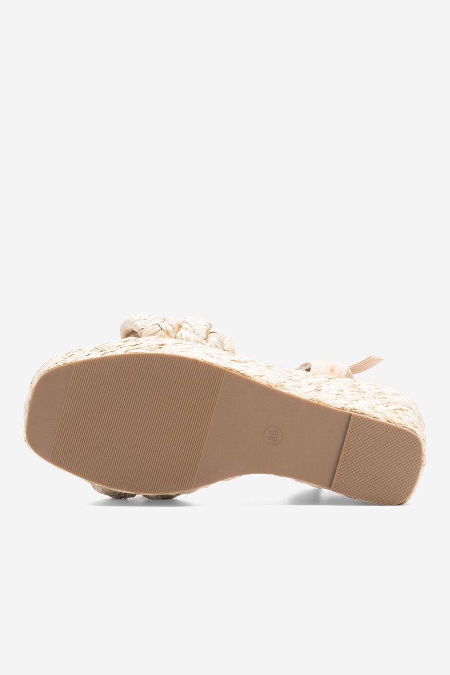 Sandały na koturnie