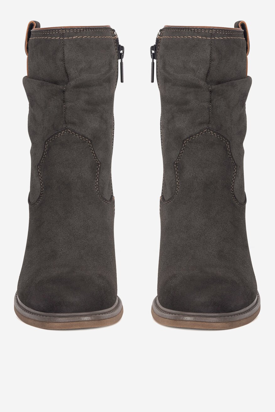 Botki ocieplane na słupku