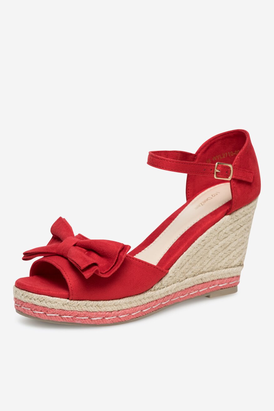 Sandały na koturnie