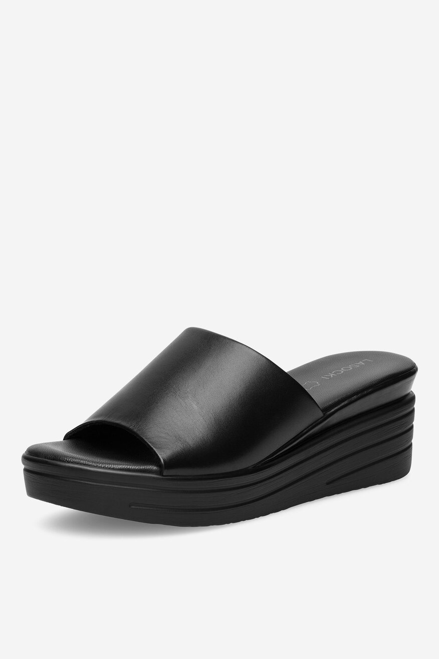 Klapki skórzane na koturnie