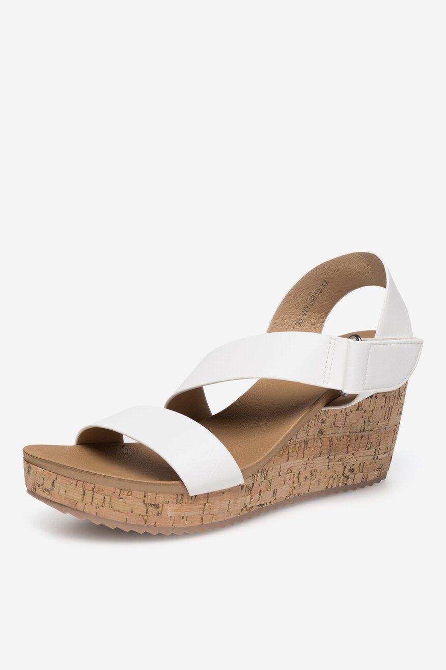 Sandały na koturnie