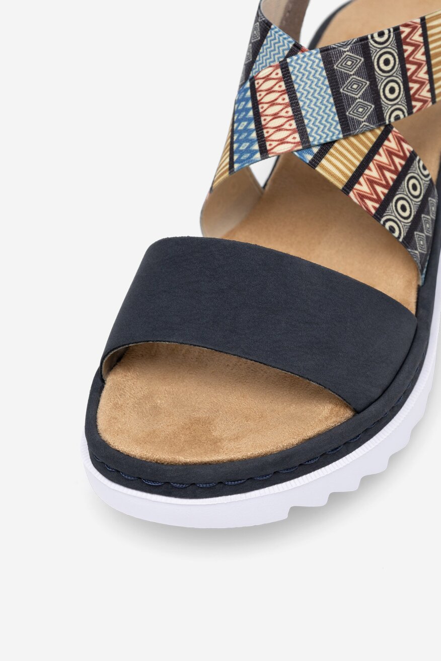 Sandały na koturnie