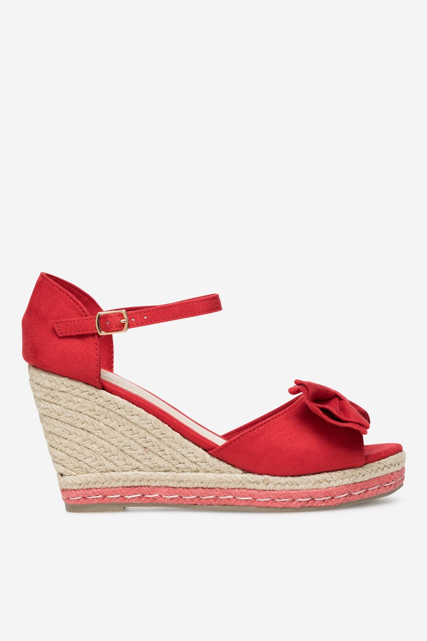 Sandały na koturnie