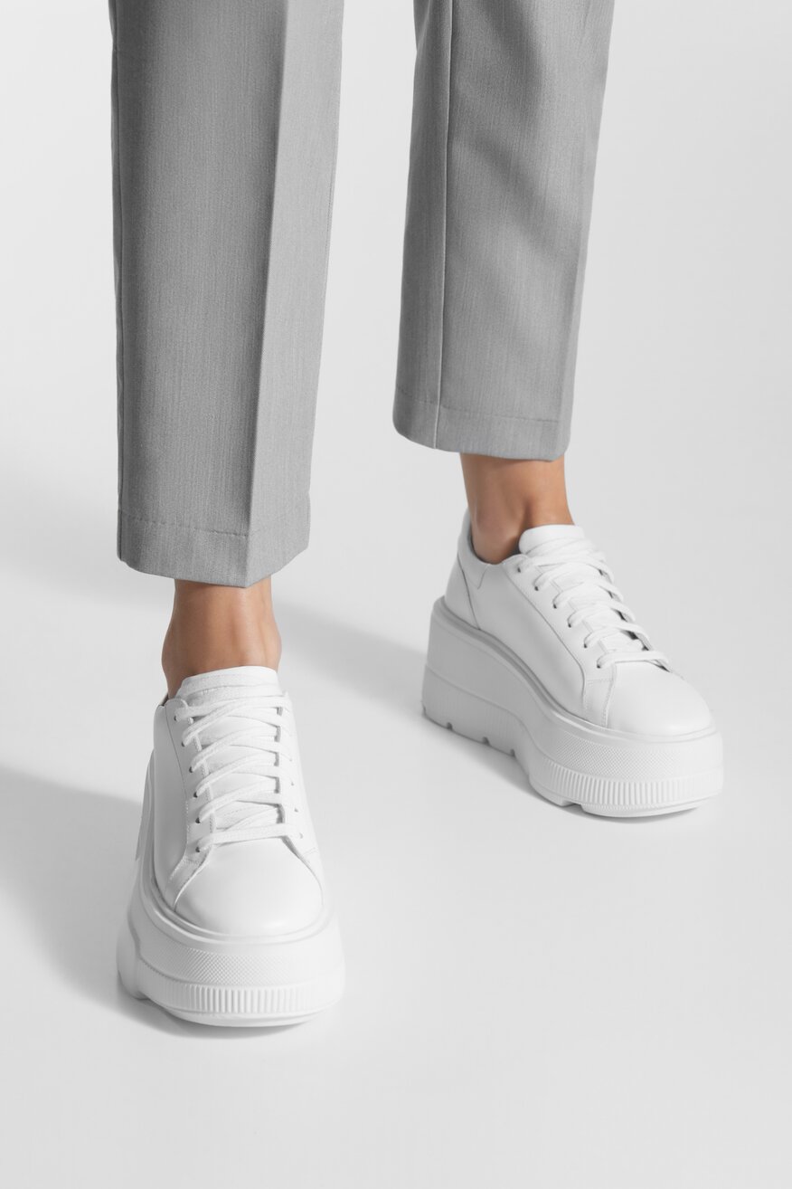 Sneakersy skórzane na platformie