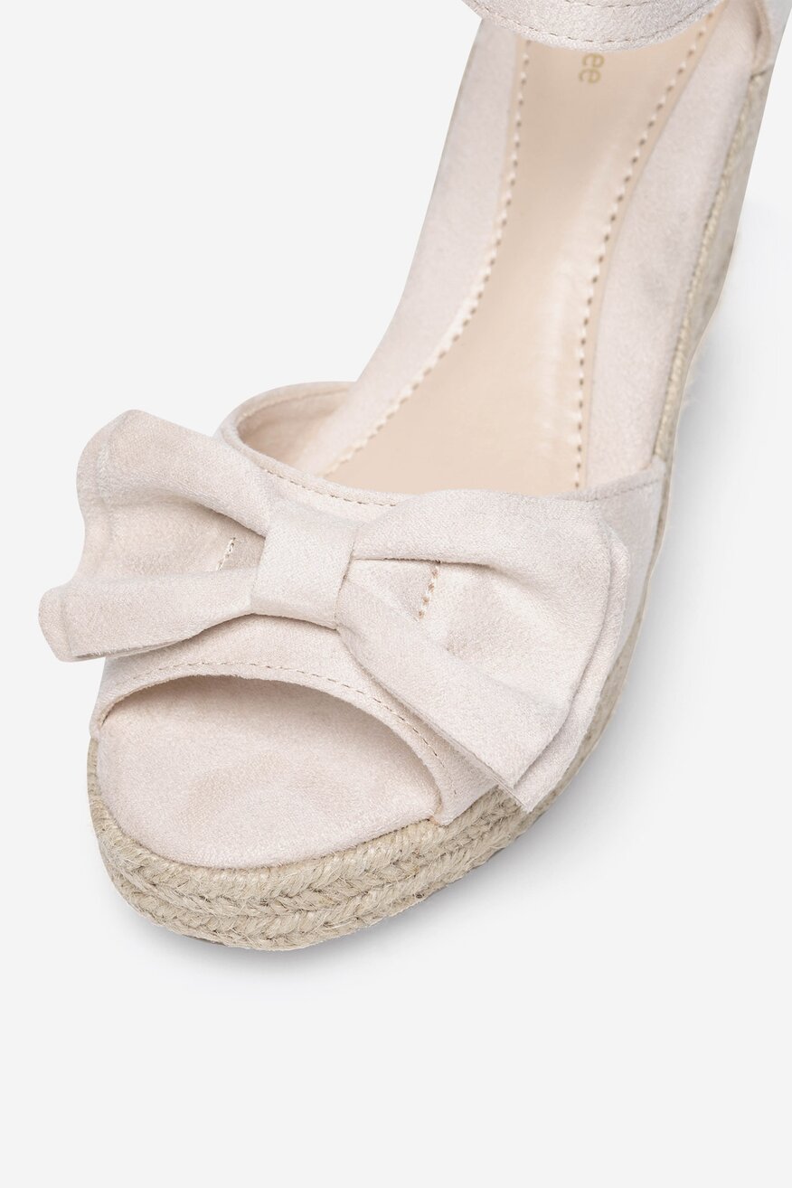 Sandały na koturnie