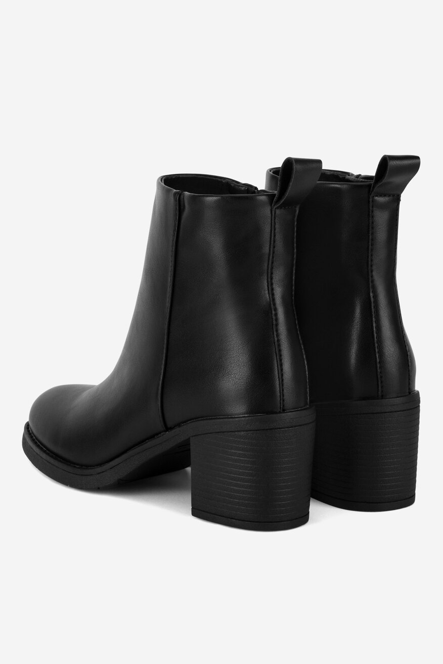 Botki ocieplane na słupku