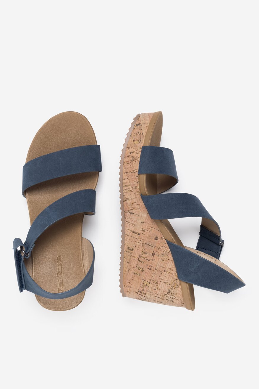 Sandały na koturnie