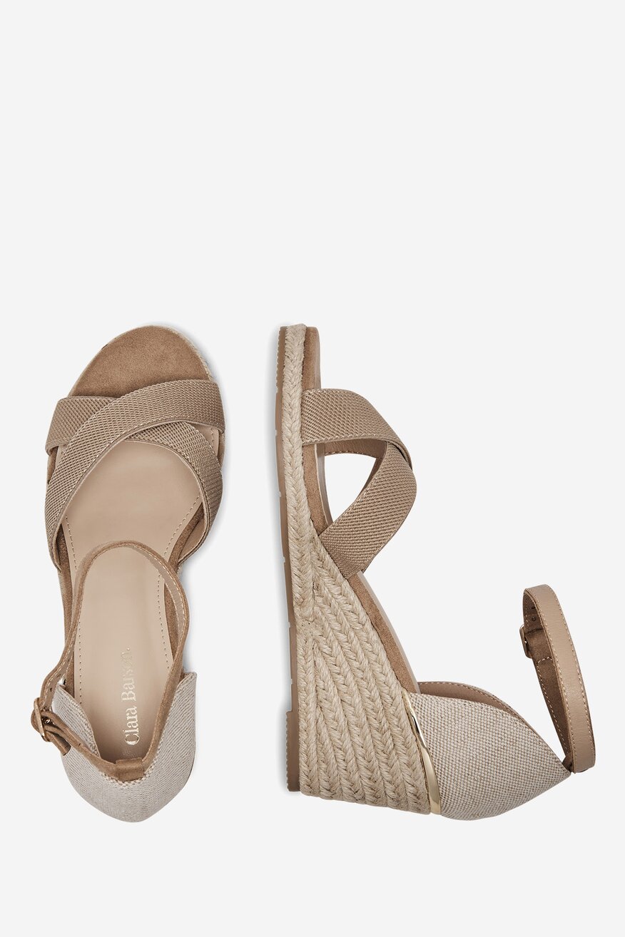 Sandały na koturnie