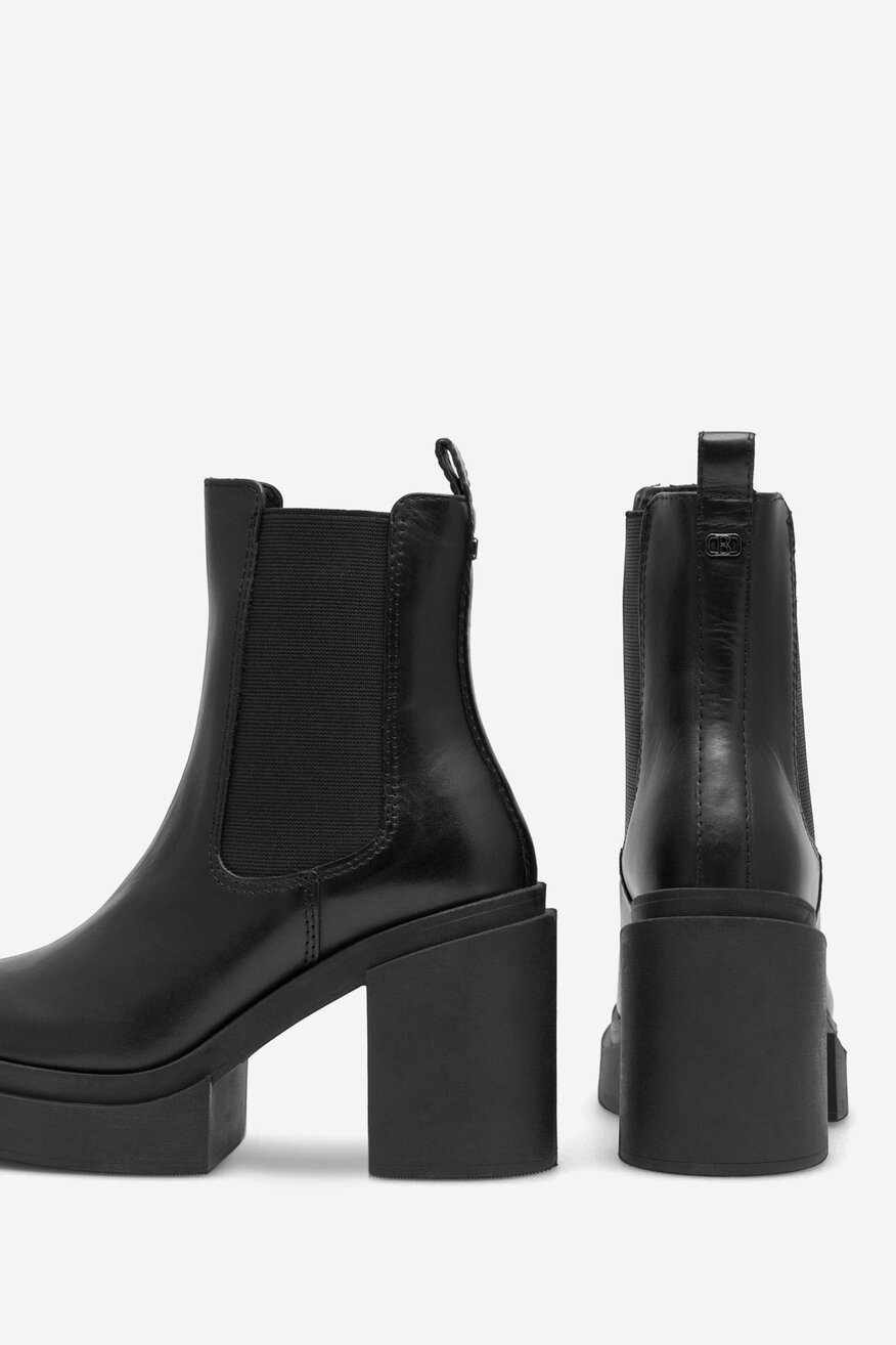 Botki skórzane na słupku