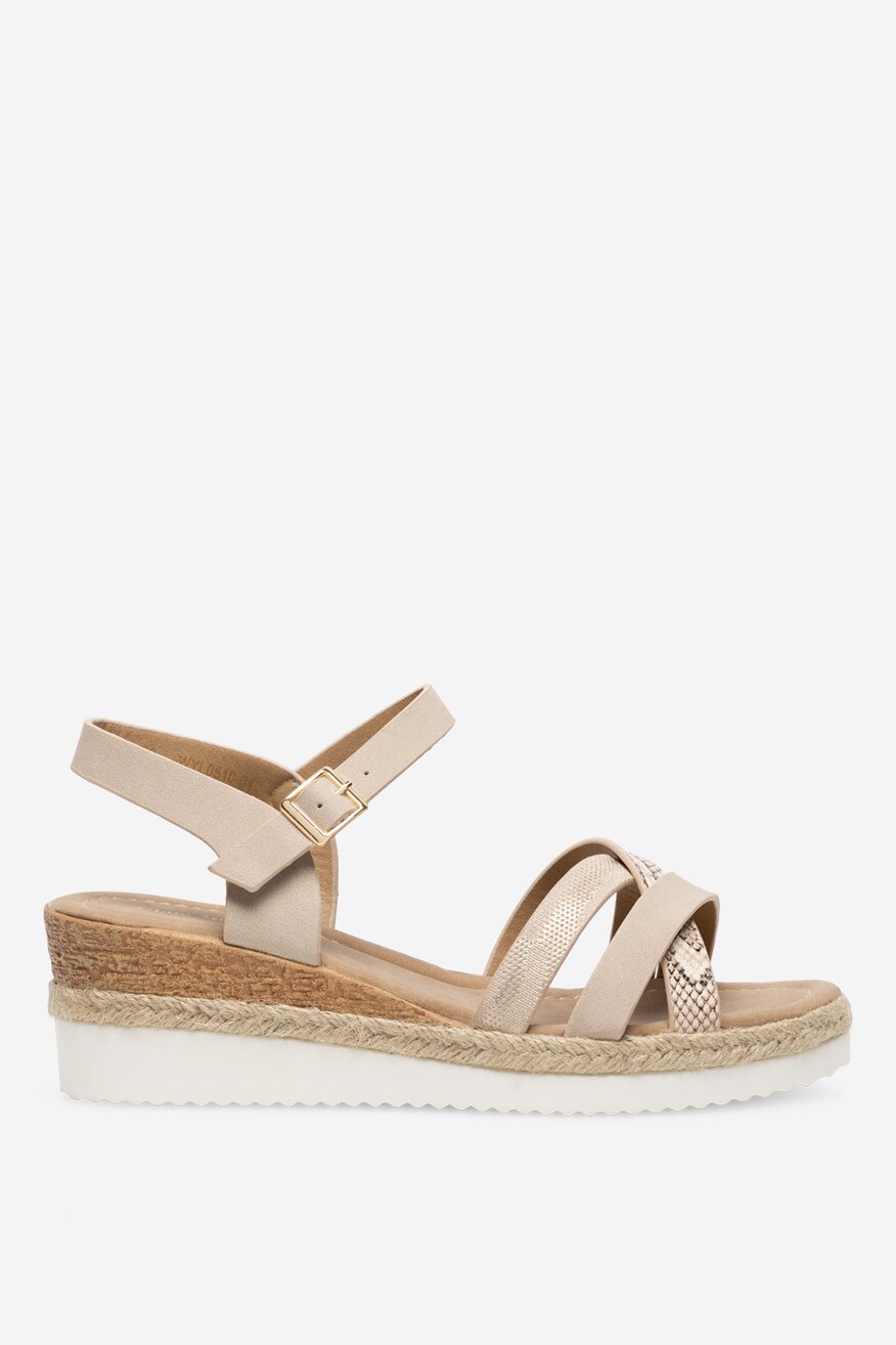 Sandały na koturnie