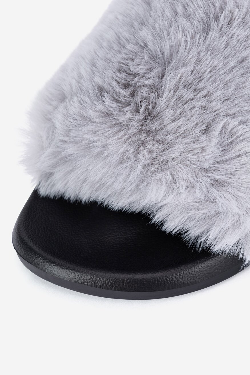 Klapki z futerkiem