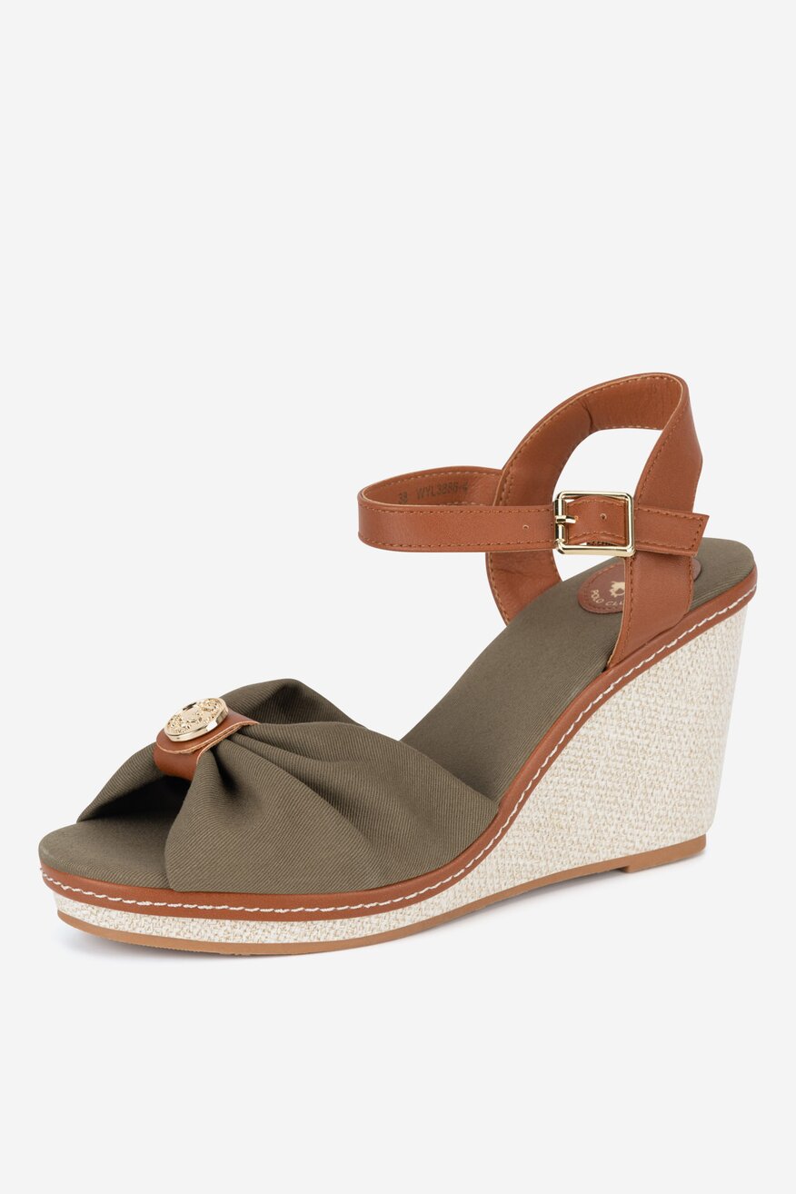 Sandały na koturnie