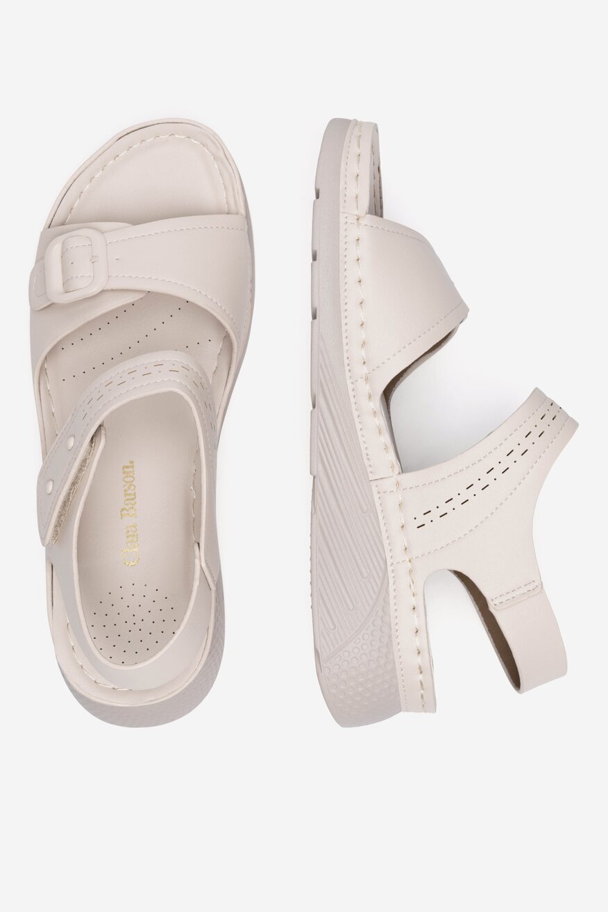 Sandały na koturnie