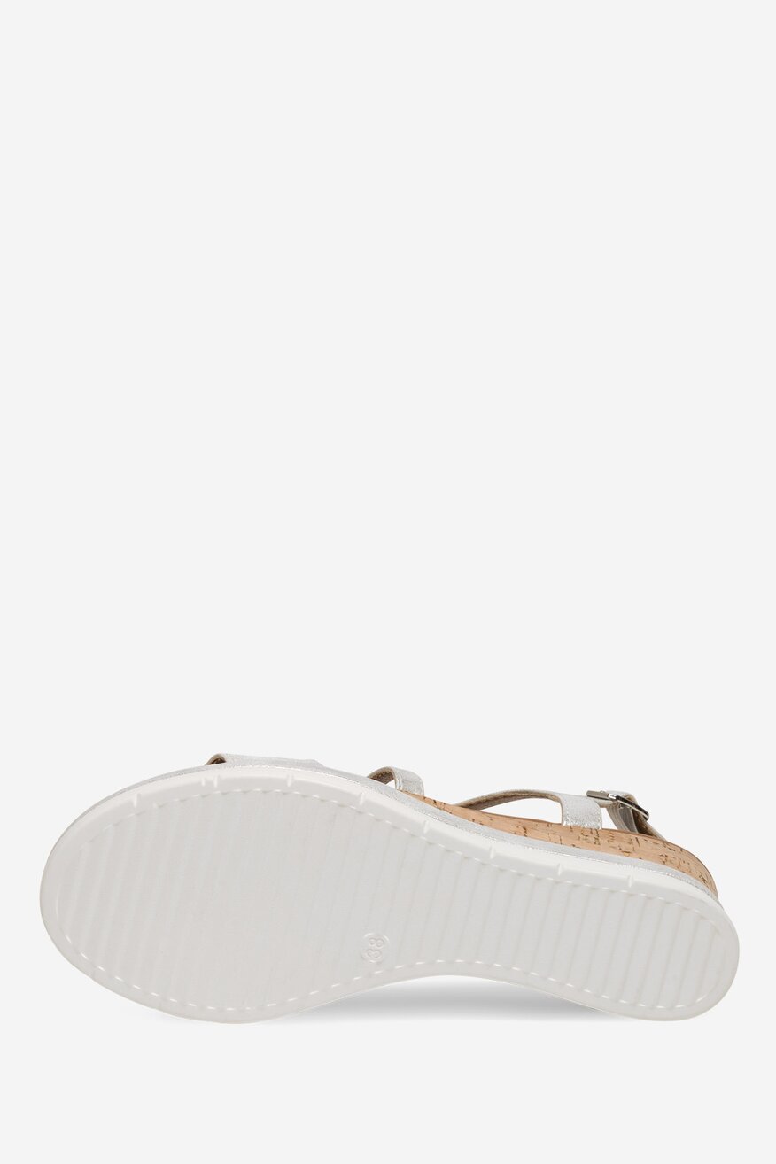 Sandały na koturnie